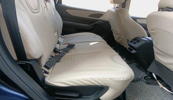 2022 Mahindra XUV700 AX 5 P MT 7 STR, Petrol, Manual, 39,934 km, interior