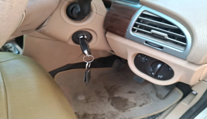 2013 Tata Safari Storme 2.2 VX 4X2, Diesel, Manual, 1,86,778 km, interior