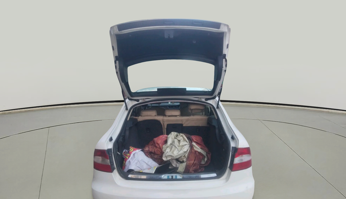 2013 Skoda Superb ELEGANCE 2.0 TDI CR AT, Diesel, Automatic, 2,30,390 km, exterior