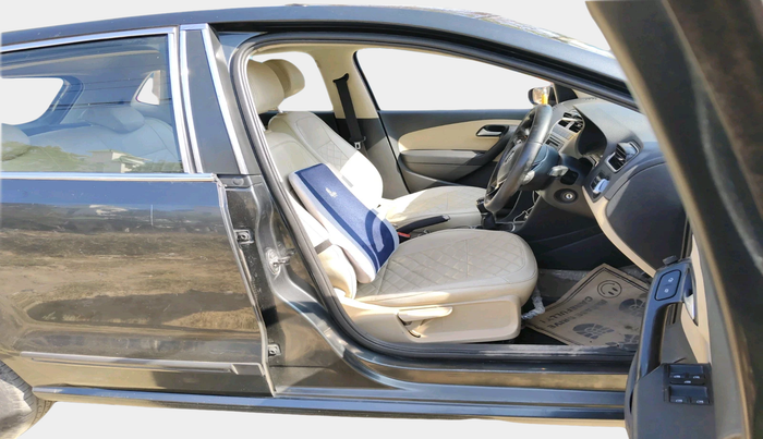 2016 Volkswagen Polo HIGHLINE1.2L, Petrol, Manual, 1,66,193 km, interior