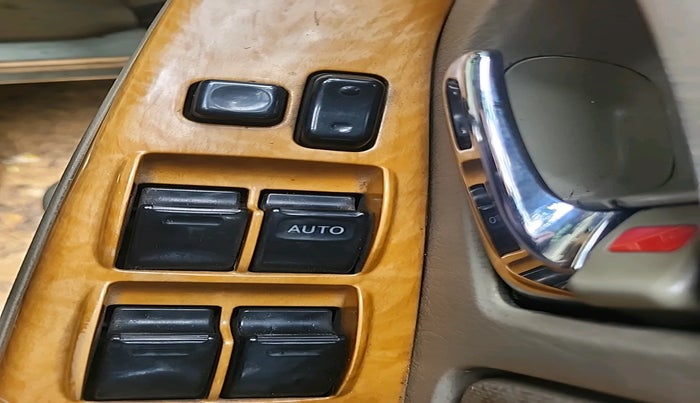 2010 Toyota Innova V 2.5 7 STR, Diesel, Manual, 2,98,008 km, interior