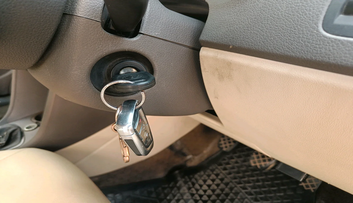 2011 Volkswagen Vento TRENDLINE 1.6, Petrol, Manual, 1,43,352 km, interior