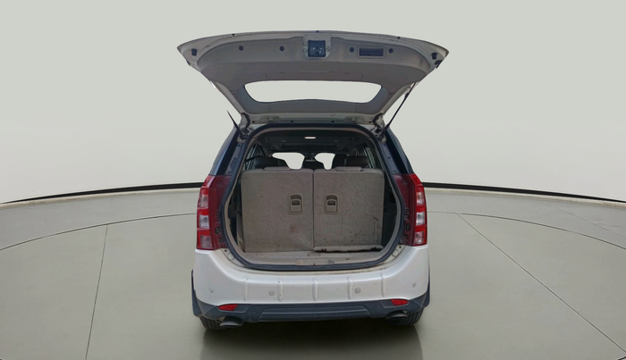 2017 Mahindra XUV500 W10, Diesel, Manual, 1,21,409 km, exterior