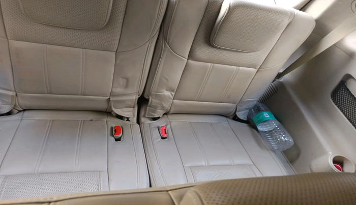 2017 Mahindra XUV500 W10, Diesel, Manual, 1,21,409 km, interior