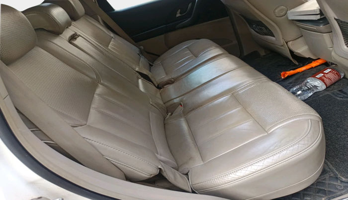 2017 Mahindra XUV500 W10, Diesel, Manual, 1,21,409 km, interior