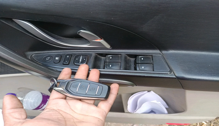 2017 Mahindra XUV500 W10, Diesel, Manual, 1,21,409 km, interior