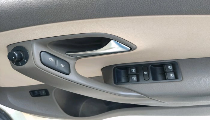 2013 Volkswagen Vento HIGHLINE PETROL AT, Petrol, Automatic, 67,859 km, interior