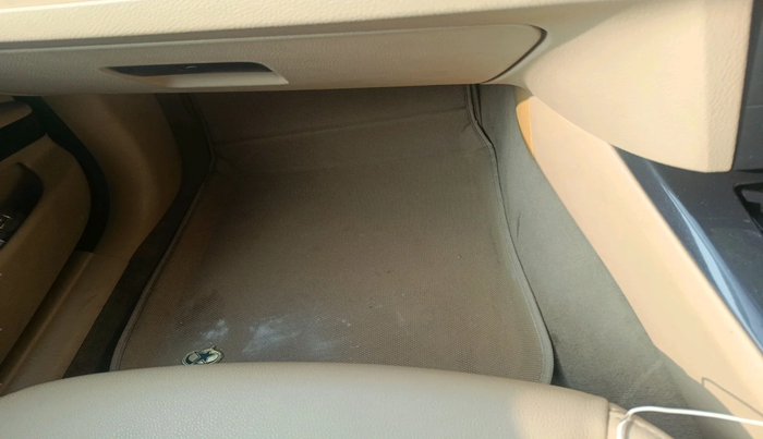 2011 BMW 3 Series 320d, Diesel, Automatic, 1,33,619 km, interior