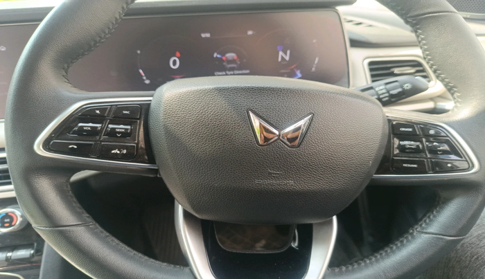 2022 Mahindra XUV700 AX 7 LUXURY D AT 7 STR, Diesel, Automatic, 39,226 km, interior