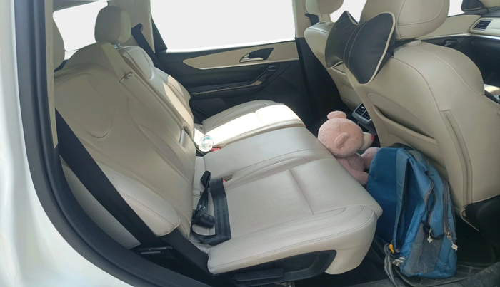 2022 Mahindra XUV700 AX 7 LUXURY D AT 7 STR, Diesel, Automatic, 39,226 km, interior