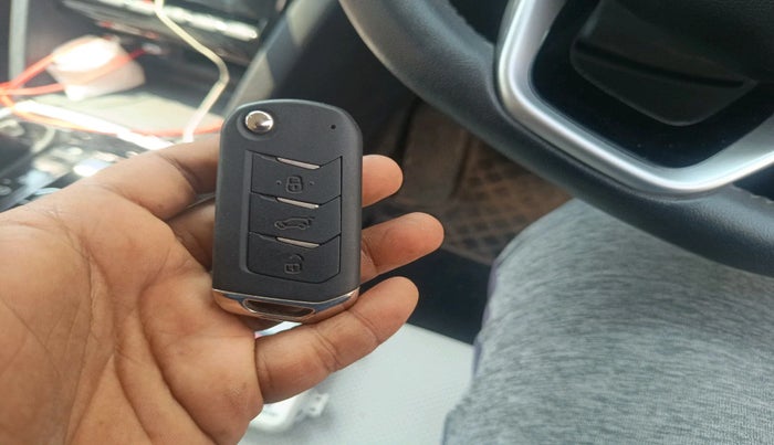 2022 Mahindra XUV700 AX 7 LUXURY D AT 7 STR, Diesel, Automatic, 39,226 km, interior