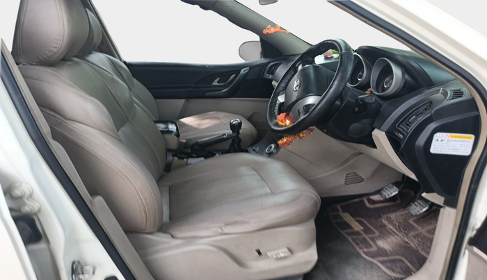 2015 Mahindra XUV500 W10, Diesel, Manual, 1,76,737 km, interior