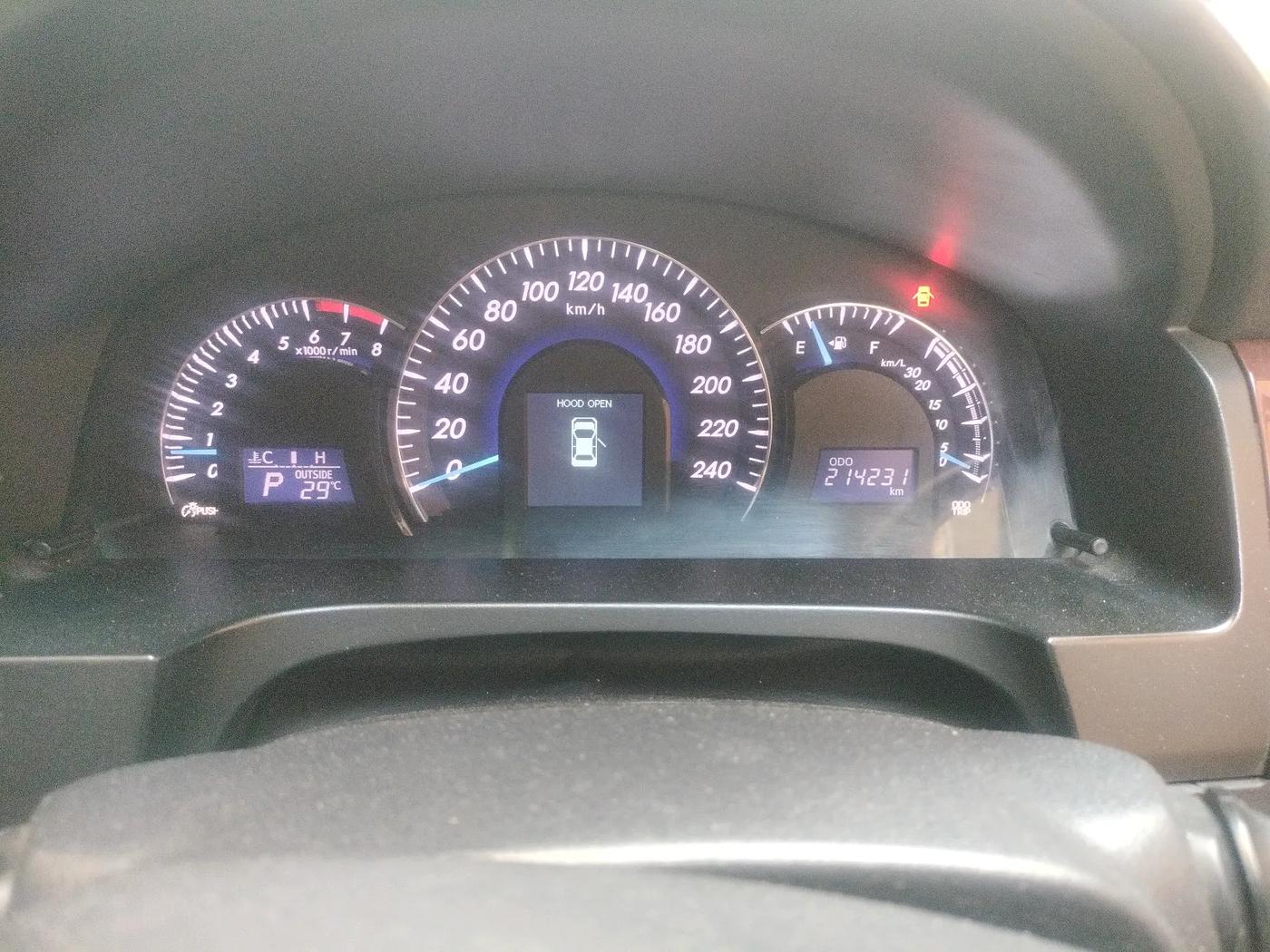 2014 Toyota Camry 2.5L AT, Petrol, Automatic, 2,14,231 km, interior