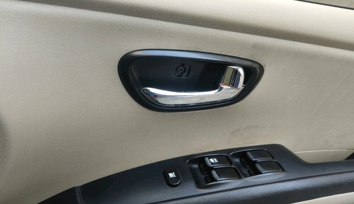 2012 Hyundai i10 MAGNA 1.1 LPG, Petrol, Manual, 1,04,509 km, interior