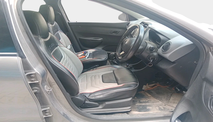 2018 Renault Kwid RXT 1.0, Petrol, Manual, 1,31,465 km, interior