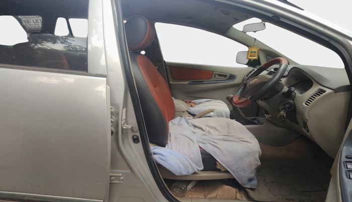 2010 Toyota Innova 2.5 G4 8 STR, Diesel, Manual, 2,46,145 km, interior