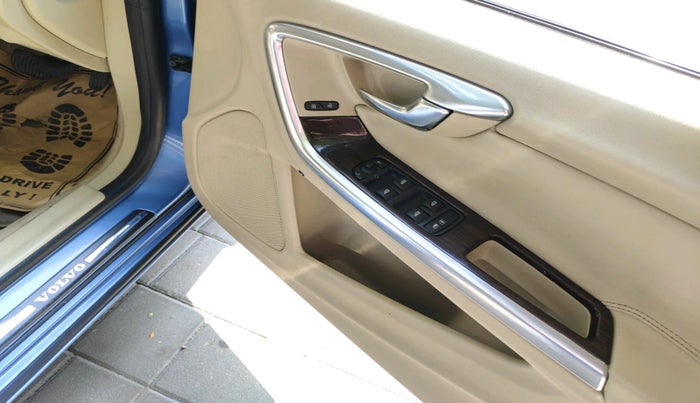 2016 Volvo S60 Momentum D4, Diesel, Automatic, 1,73,767 km, interior