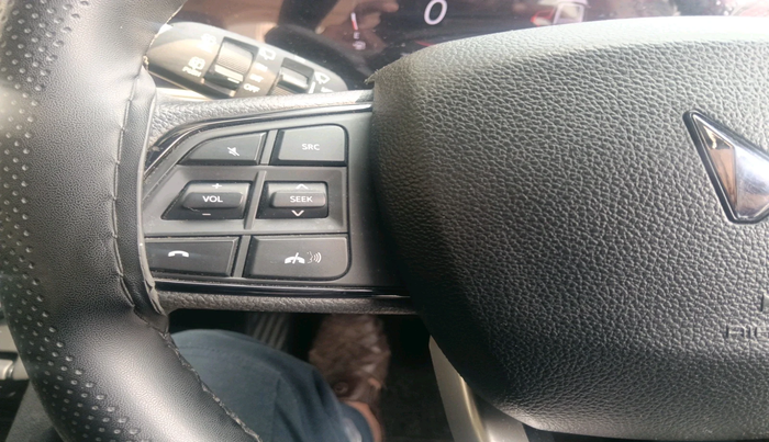 2022 Mahindra XUV700 AX 5 D MT 5 STR, Diesel, Manual, 82,554 km, interior