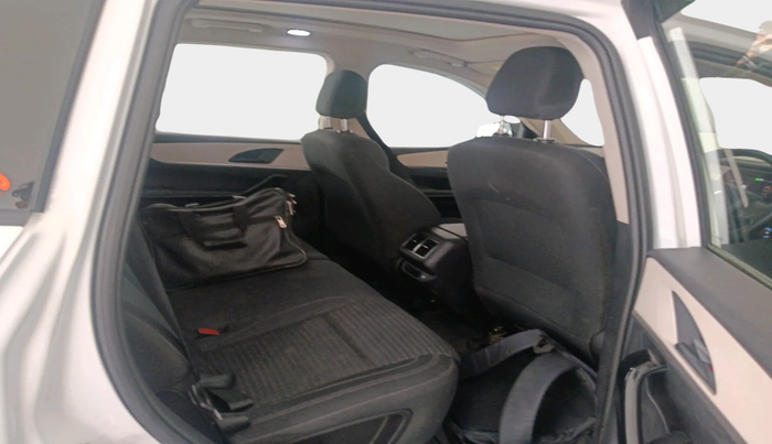 2022 Mahindra XUV700 AX 5 D MT 7 STR, Diesel, Manual, 59,058 km, interior