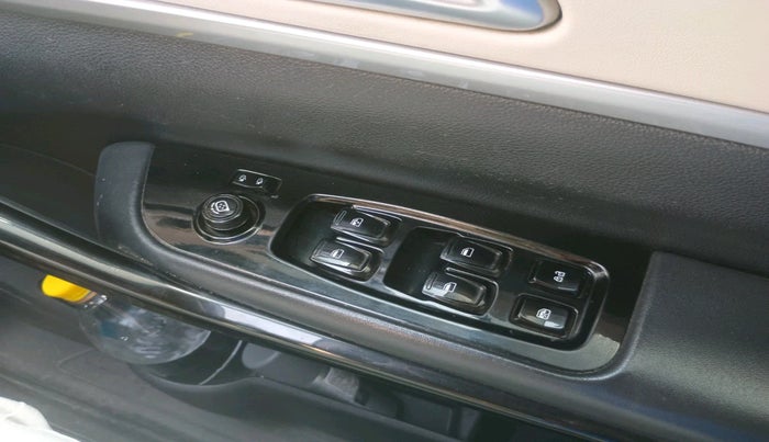 2022 Mahindra XUV700 AX 7 LUXURY D AT 7 STR, Diesel, Automatic, 1,02,708 km, interior