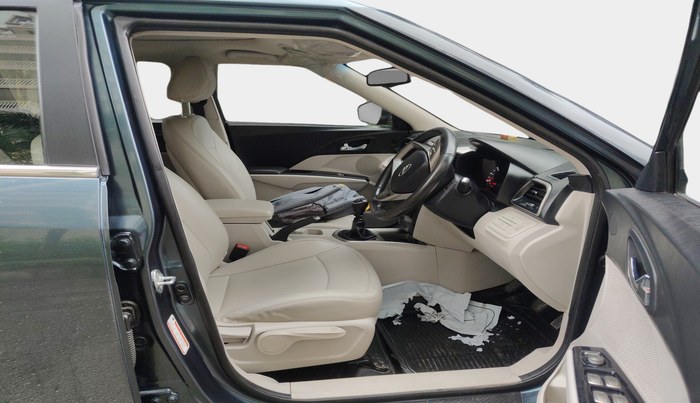 2021 Mahindra XUV300 W8 (O) 1.5 DIESEL, Diesel, Manual, 57,556 km, interior