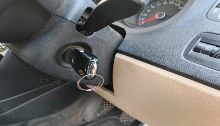 2015 Volkswagen Polo HIGHLINE1.2L, Petrol, Manual, 1,50,381 km, interior