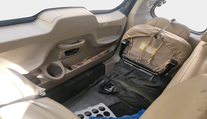 2017 Mahindra TUV300 T8, Diesel, Manual, 1,23,222 km, interior