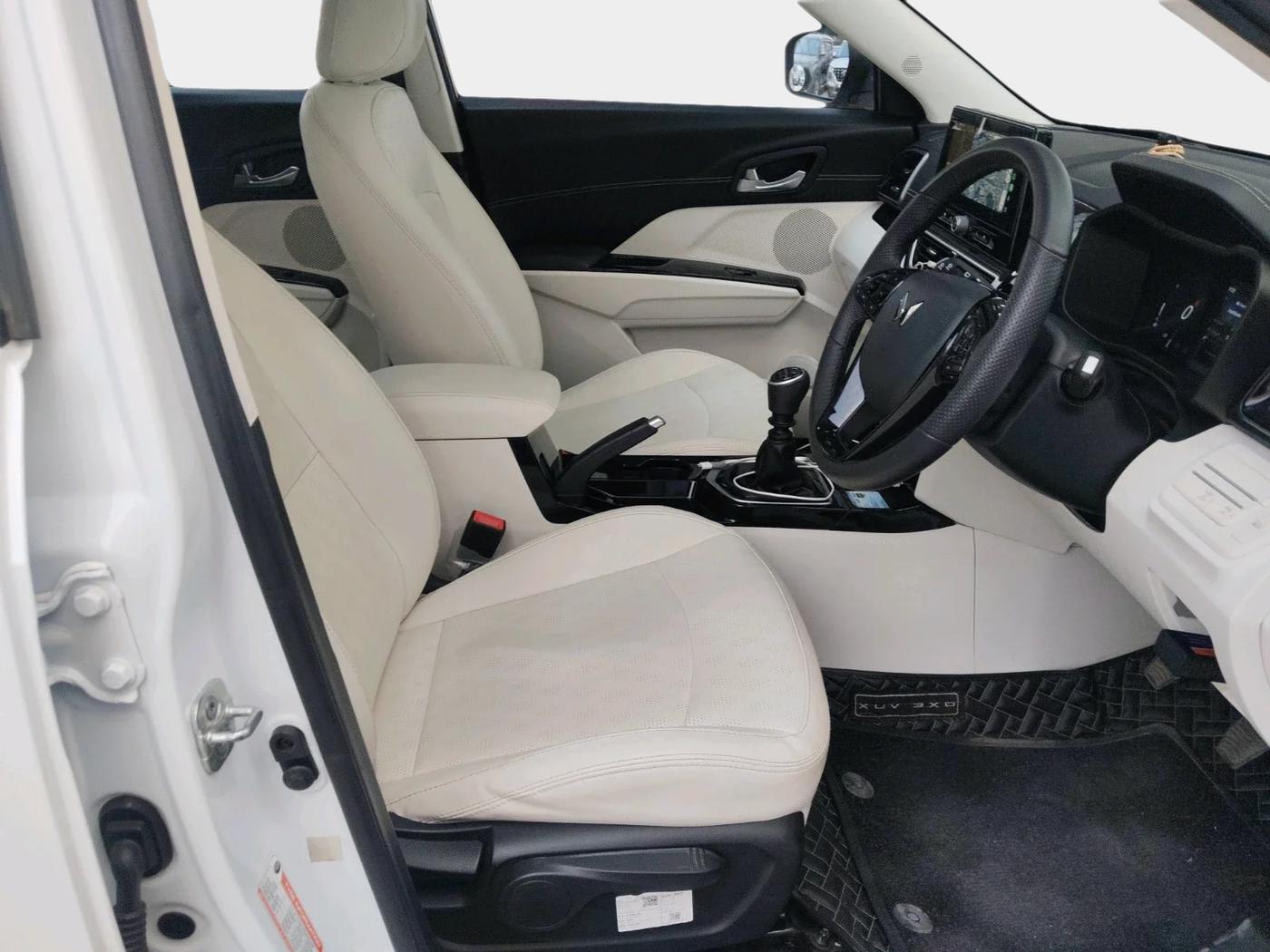2025 Mahindra XUV 3XO AX7 1.5 Turbo Diesel, Diesel, Manual, 27,487 km, interior