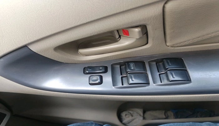 2013 Toyota Innova 2.5 GX 8 STR, Diesel, Manual, 2,50,762 km, interior