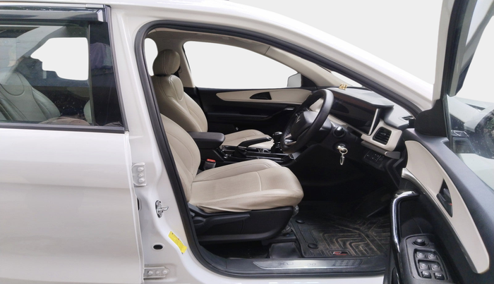 2022 Mahindra XUV700 AX 5 P MT 7 STR, Petrol, Manual, 21,365 km, interior