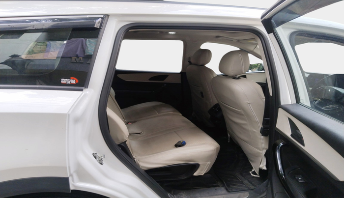 2022 Mahindra XUV700 AX 5 P MT 7 STR, Petrol, Manual, 21,365 km, interior