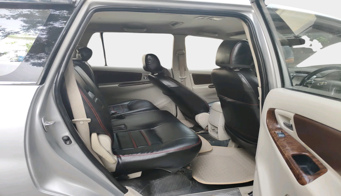 2014 Toyota Innova 2.5 VX 8 STR, Diesel, Manual, 2,35,450 km, interior