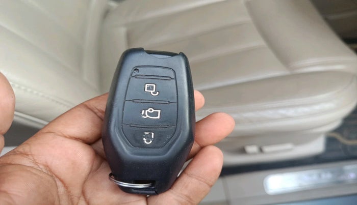 2015 Mahindra XUV500 W10, Diesel, Manual, 1,19,455 km, interior