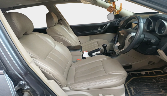 2015 Mahindra XUV500 W10, Diesel, Manual, 1,19,455 km, interior