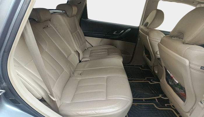 2015 Mahindra XUV500 W10, Diesel, Manual, 1,19,455 km, interior