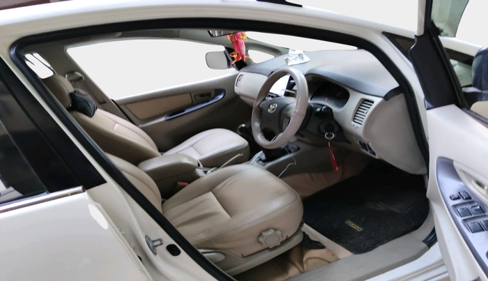 2013 Toyota Innova 2.5 G 7 STR, Diesel, Manual, 2,11,144 km, interior