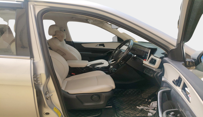 2021 Mahindra XUV700 AX 7 P AT 7 STR, Petrol, Automatic, 1,42,605 km, interior