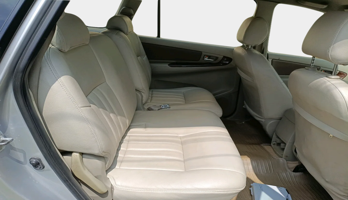 2013 Toyota Innova 2.5 VX 8 STR, Diesel, Manual, 1,84,472 km, interior