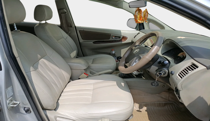 2013 Toyota Innova 2.5 VX 8 STR, Diesel, Manual, 1,84,472 km, interior