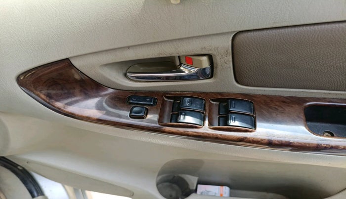 2013 Toyota Innova 2.5 VX 8 STR, Diesel, Manual, 1,84,472 km, interior