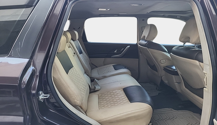 2015 Mahindra XUV500 W10, Diesel, Manual, 1,40,543 km, interior