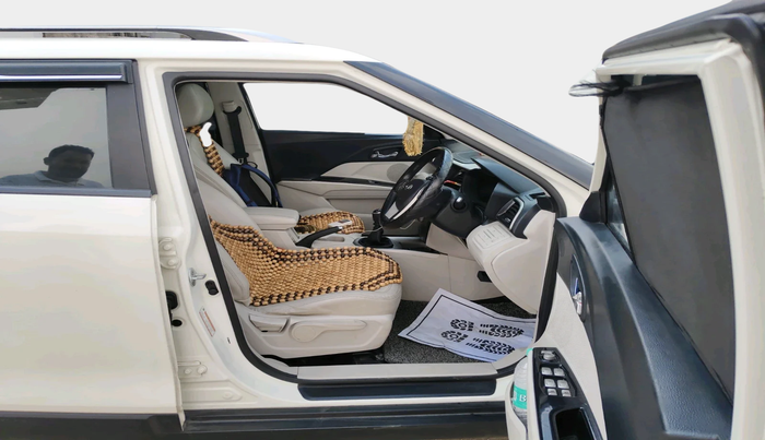 2020 Mahindra XUV300 W8 (O) 1.5 DIESEL, Diesel, Manual, 1,14,836 km, interior