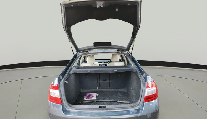 2014 Skoda Octavia AMBITION 2.0 TDI AT, Diesel, Automatic, 2,13,296 km, exterior