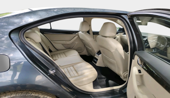 2014 Skoda Octavia AMBITION 2.0 TDI AT, Diesel, Automatic, 2,13,296 km, interior