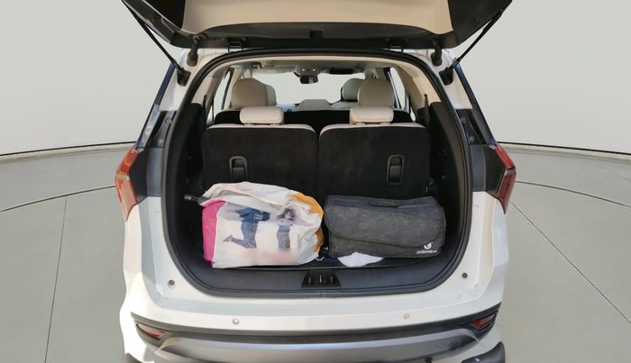 2022 Mahindra XUV700 AX 7 LUXURY P AT 7 STR, Petrol, Automatic, 1,05,874 km, exterior