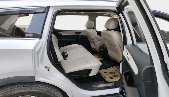 2022 Mahindra XUV700 AX 7 LUXURY P AT 7 STR, Petrol, Automatic, 1,05,874 km, interior