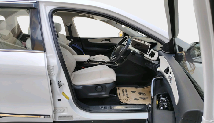 2022 Mahindra XUV700 AX 7 LUXURY P AT 7 STR, Petrol, Automatic, 1,05,874 km, interior