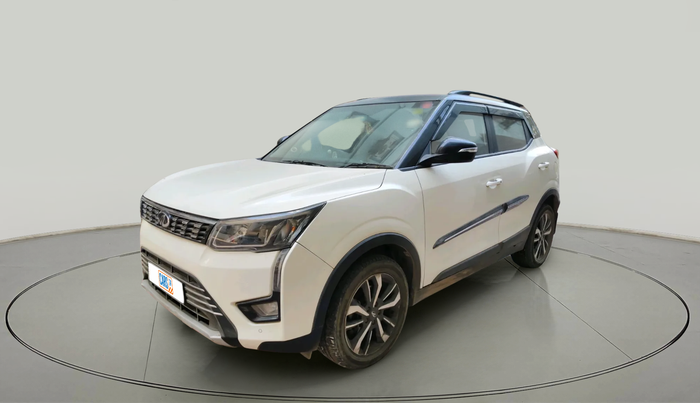 2020 Mahindra XUV300 W8(O) 1.2 PETROL DUAL TONE, Petrol, Manual, 82,903 km, exterior