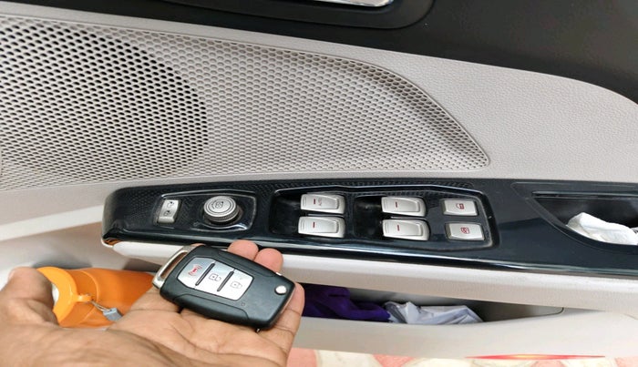 2020 Mahindra XUV300 W8(O) 1.2 PETROL DUAL TONE, Petrol, Manual, 82,903 km, interior