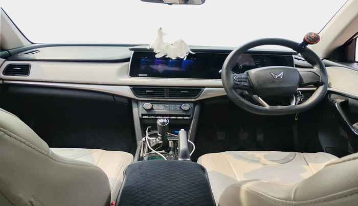 2022 Mahindra XUV700 AX 5 D MT 7 STR, Diesel, Manual, 42,620 km, interior